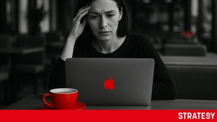 Chcete podnikat? Potřebujete víc než ChatGPT 2 Mladá žena zamyšleně sedí v kavárně u notebooku s chatgpt, přemýšlí nad podnikatelským nápadem. Černobílá fotografie s červeným akcentem na šálku a logu na notebooku.