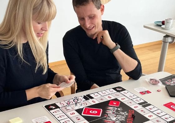 Týmová hra STRATE9Y ve třídě – studenti spolupracují